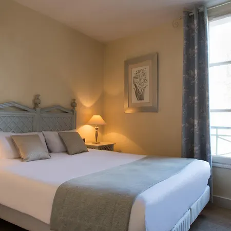 Hotel Aux Vieux Remparts 4*