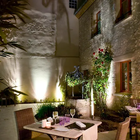 Aux Vieux Remparts 4*