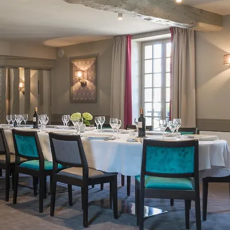 Aux Vieux Remparts Hotel 4*